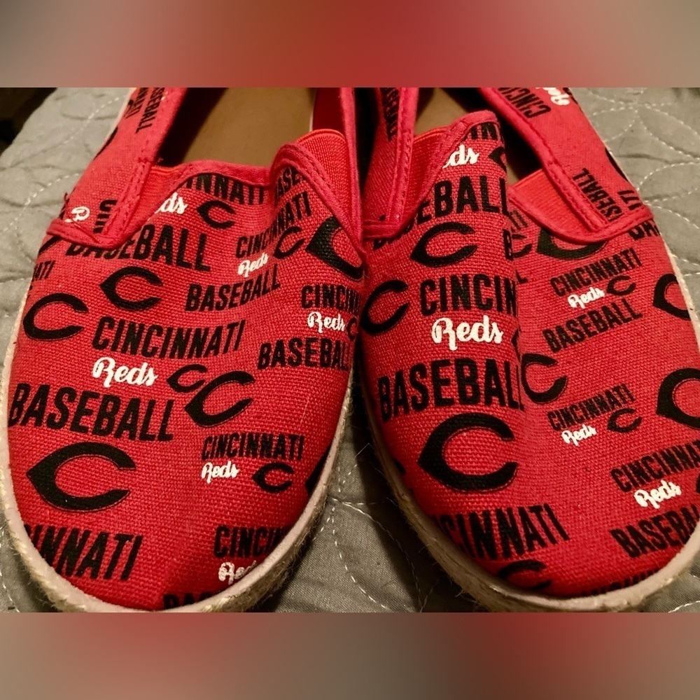 Cincinnati Reds Women’s Size Large Slip On Shoes
